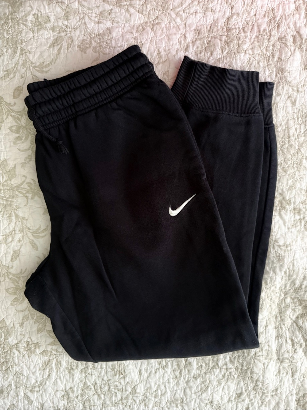 Women’s Oversized Nike Black Sweatpants size Large - Like New!!
